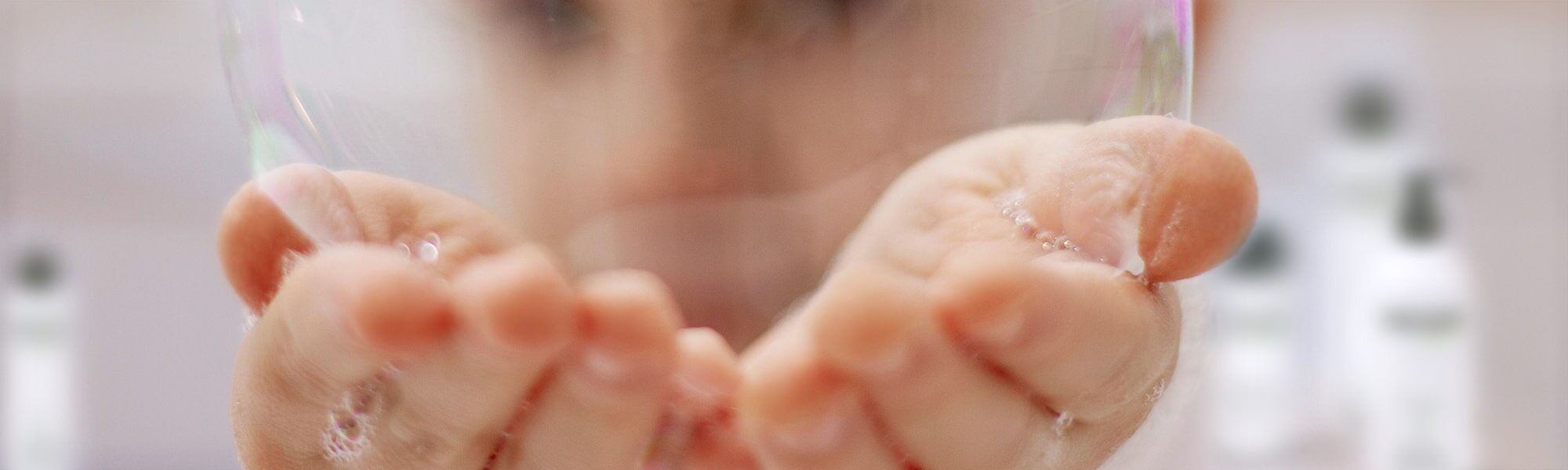 Header Haarpflege | Hand mit Seifenblase